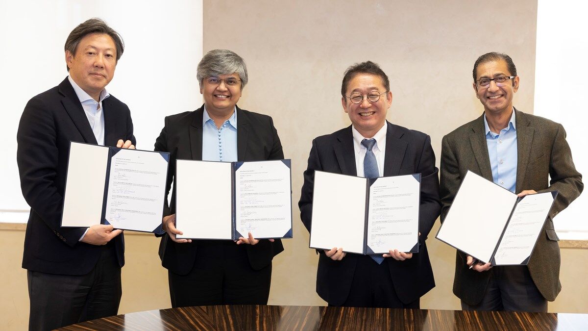 photo-signing-news-release.jpg