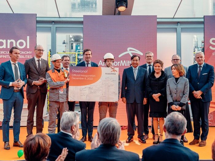 Workers recieving award.jpg