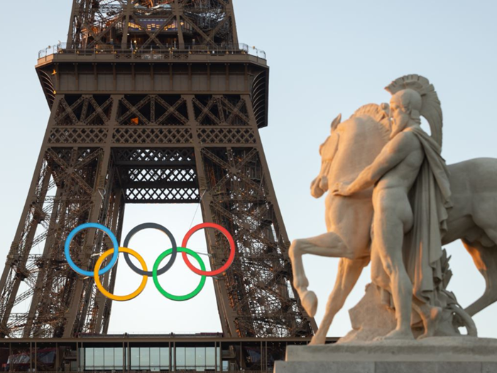 Olympi riings on Eiffel tower.png