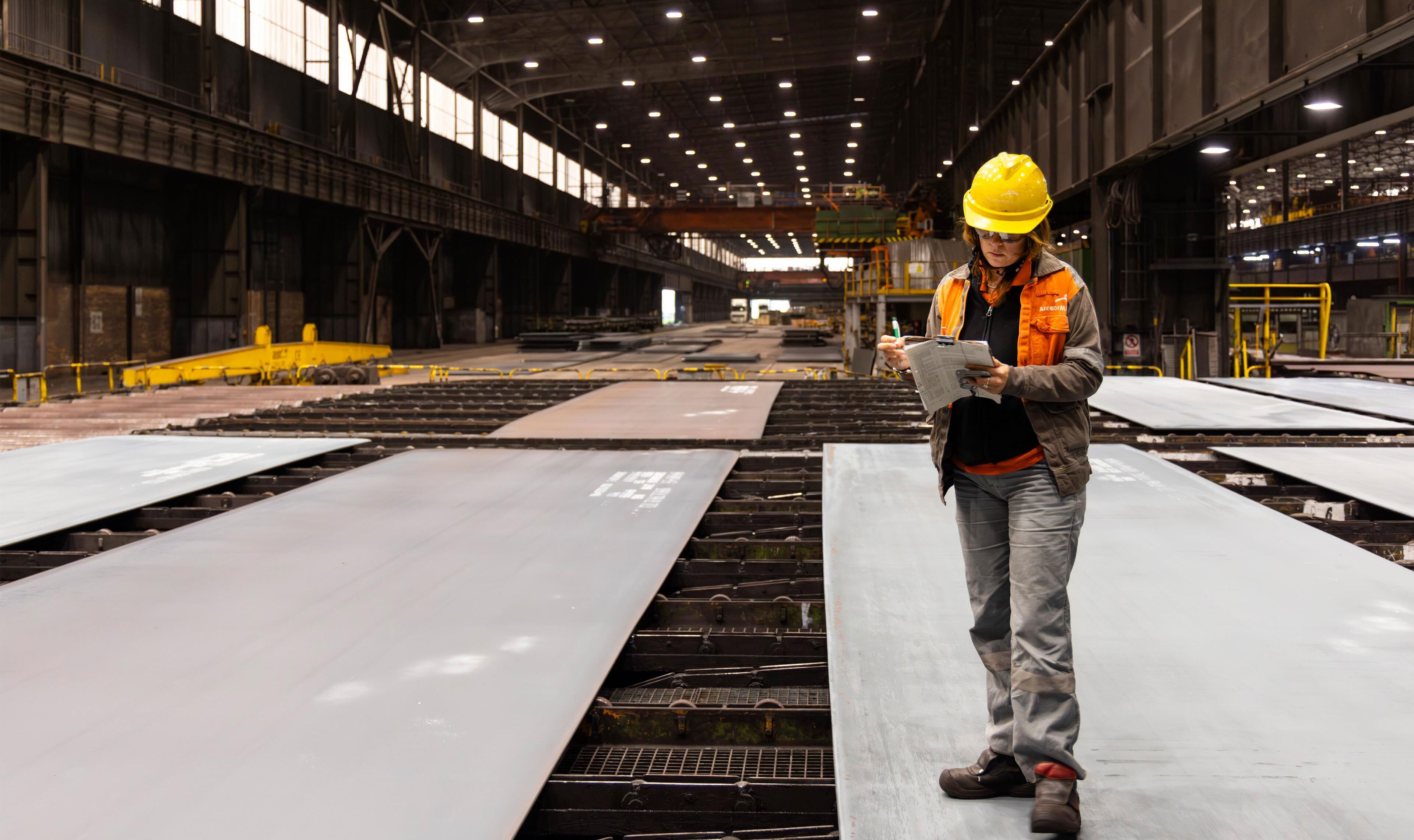 ArcelorMittal_Corporate-Goverance_Gijon-quality-control-colleague-inspect-heavy-plate-after-manufacture.jpg