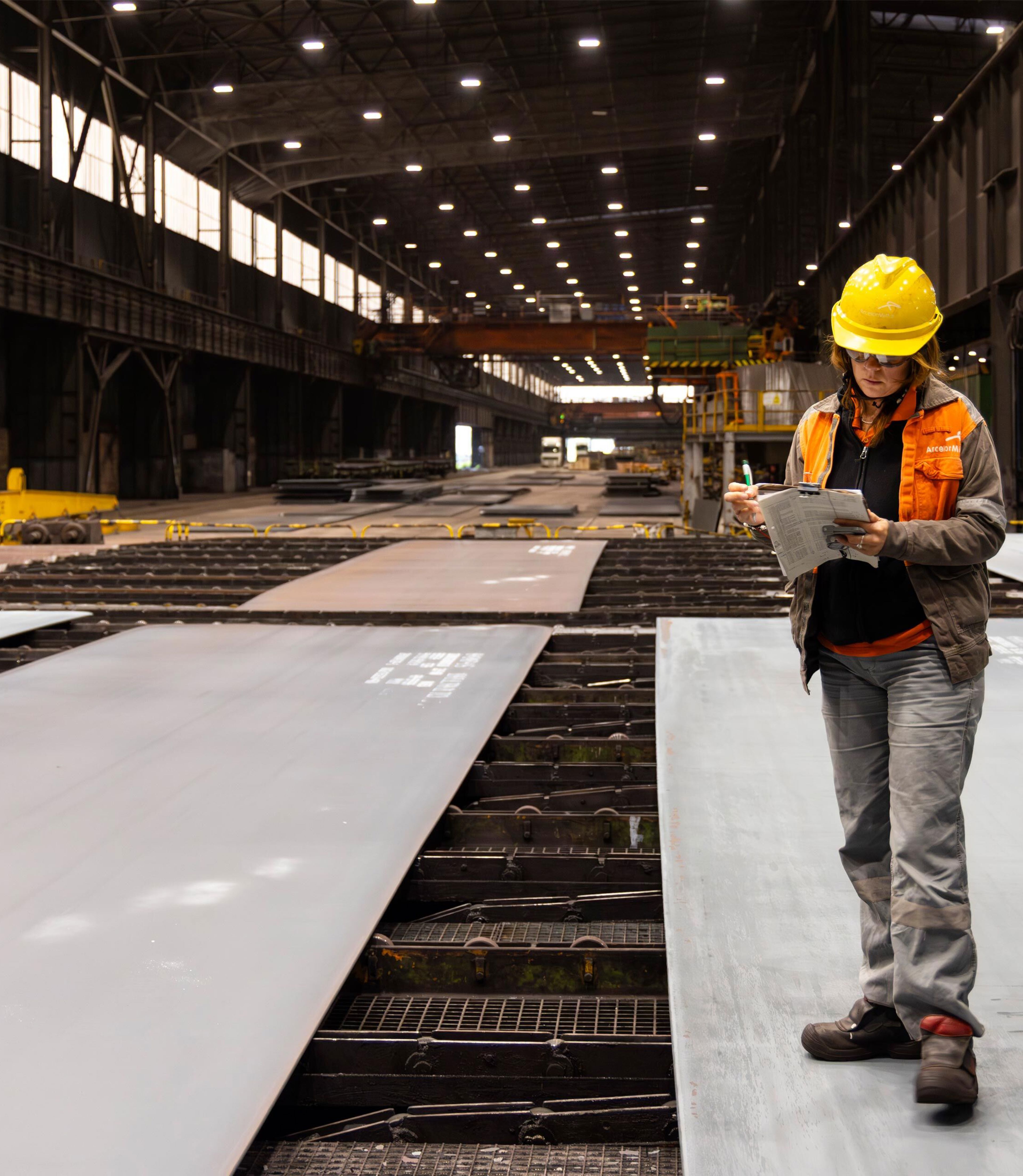 ArcelorMittal_Corporate-Goverance_Gijon-quality-control-colleague-inspect-heavy-plate-after-manufacture.jpg
